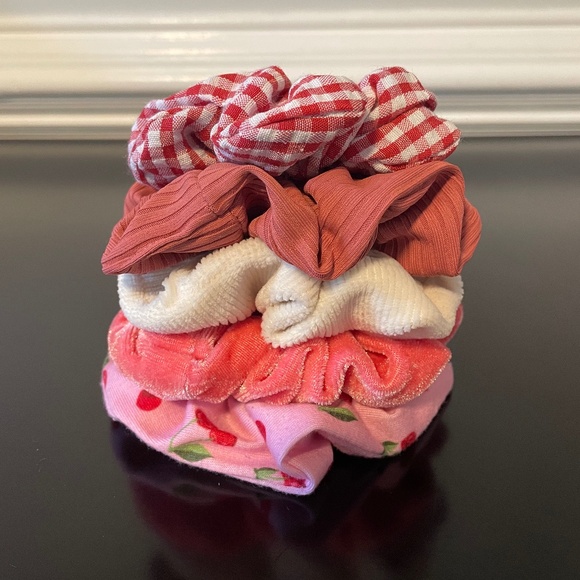 5 for $20: American Eagle scrunchies - Picture 1 of 7